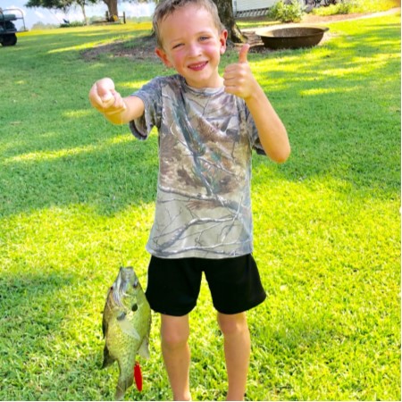 男孩拿着鱼竖起大拇指