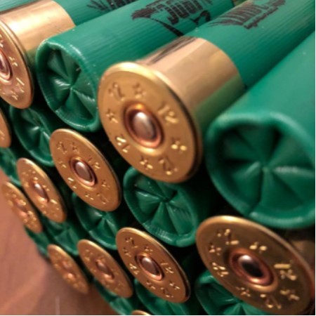 绿色顶点弹药霰弹枪炮弹在堆叠