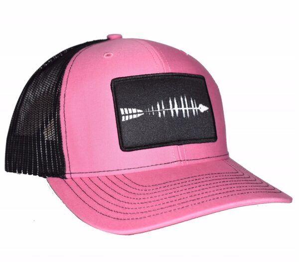 妇女粉红色的鱼箭头补丁帽