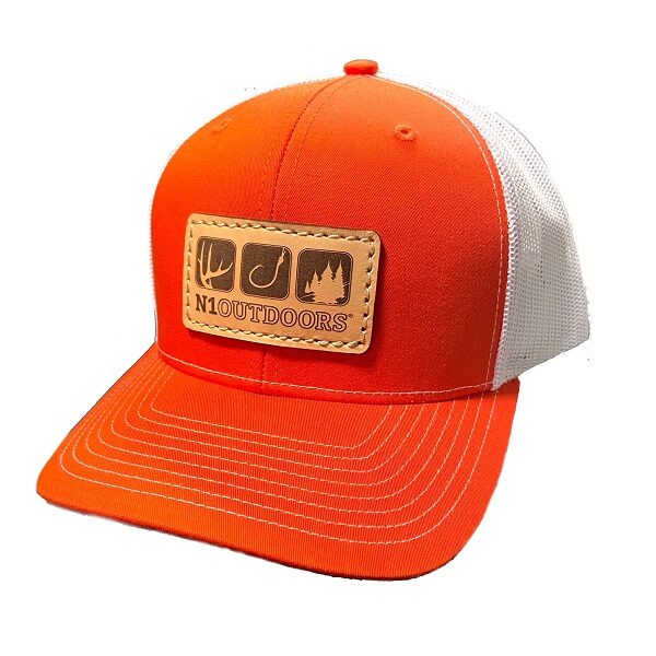 188bet356体育N1户外旗舰皮革补丁帽上的橙色和白色网格卡车扣回来