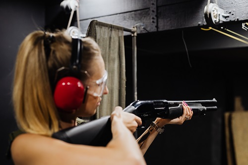 女人练习射击家国防猎枪