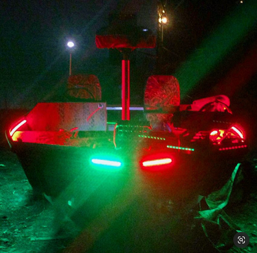夜间渔船，红188bet亚洲体育真人投注色和绿色led灯