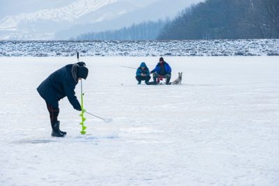 人因冰上钓鱼钻孔188bet亚洲体育真人投注