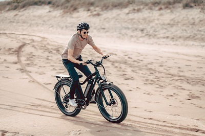 人骑电动自行车在沙子
