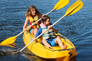 女人和小孩划皮划艇